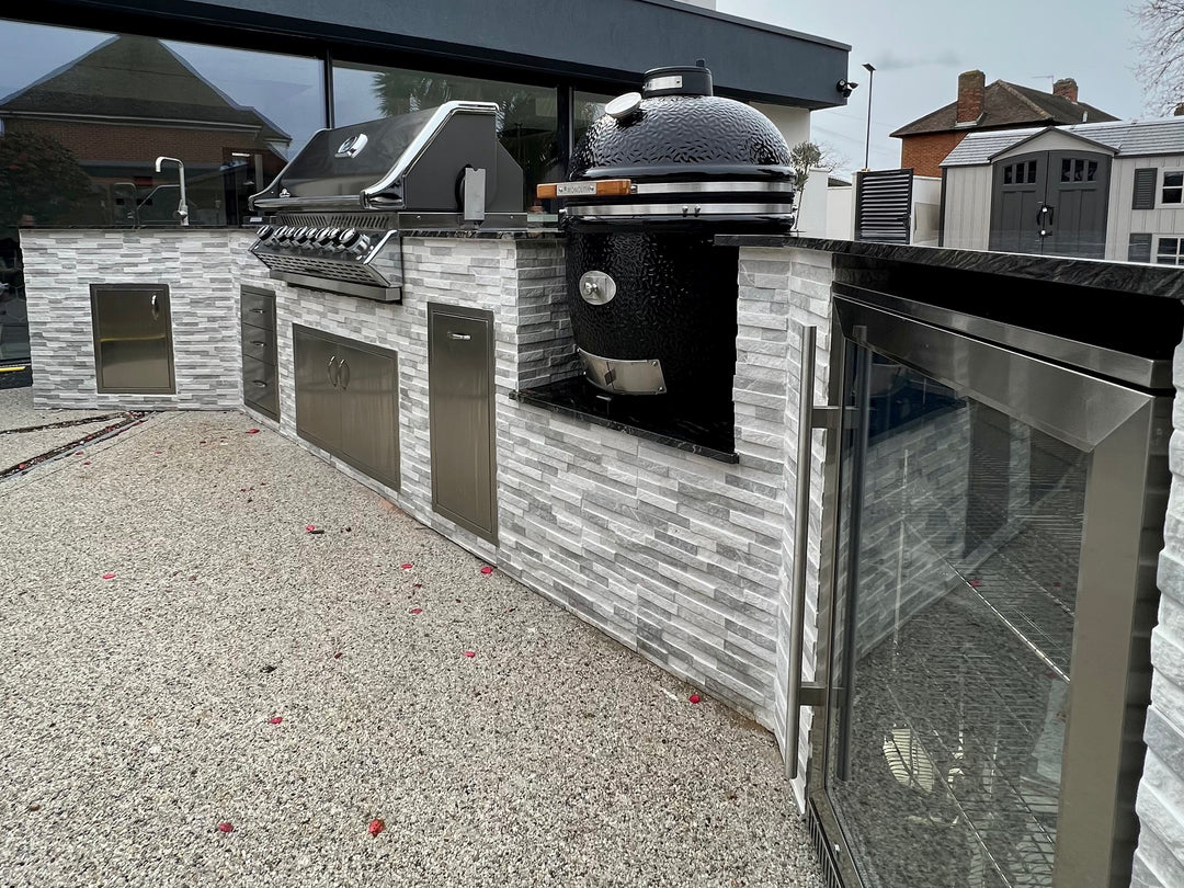 Stylish and Contemporary Outdoor Kitchen