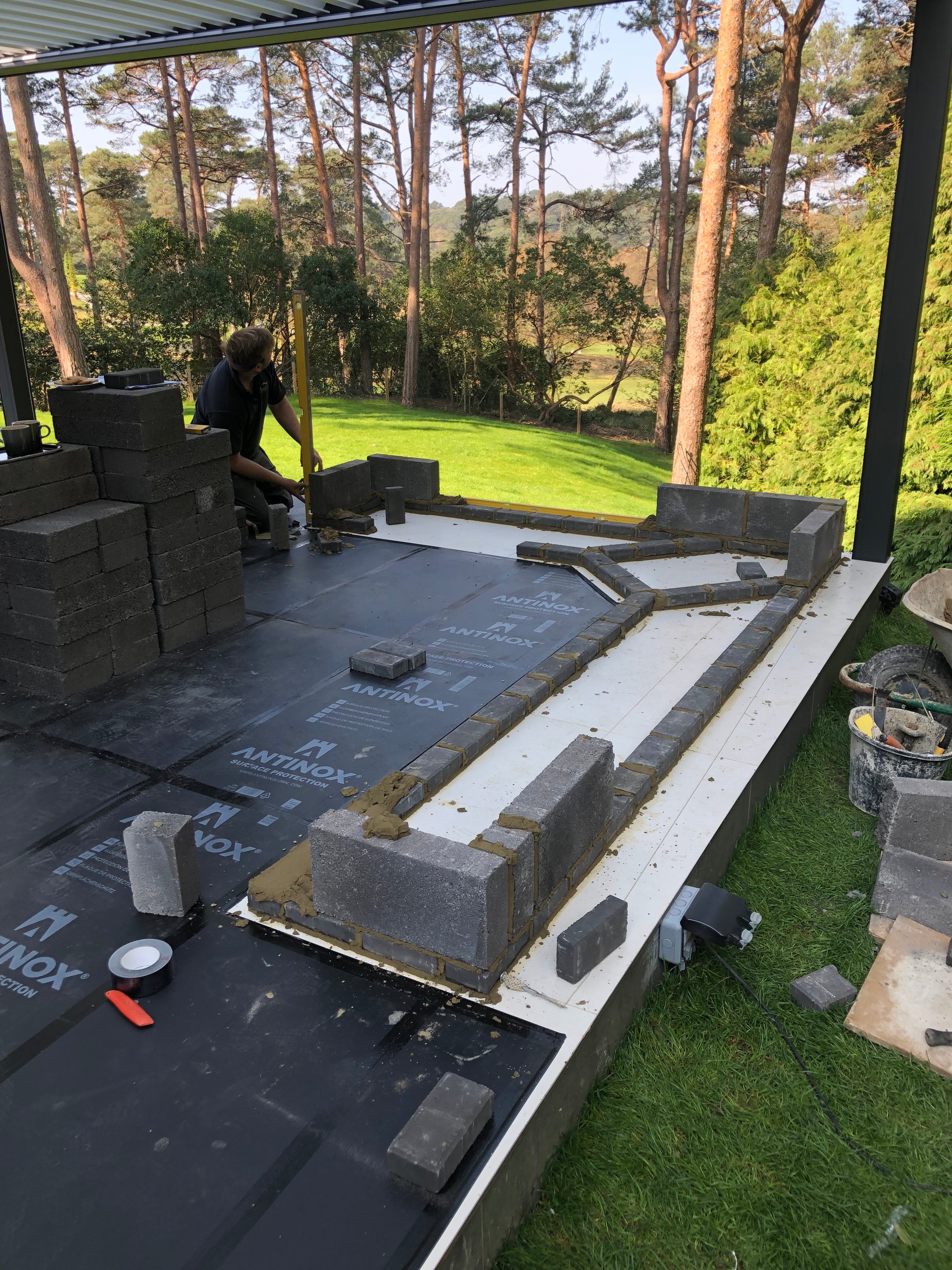 From construction to design, at AOS Kitchens we thrive on helping outdoor cooking enthusiasts through the whole process of creating their amazing outdoor kitchens. If your passion is alfresco dining, you can't beat our range of gas and charcoal bbqs, pizza ovens and outdoor kitchen units. Extend your outdoor living and entertaining space with an outdoor kitchen. Complement your outdoor living area and give yourself the ultimate dream BBQ and patio dining area.