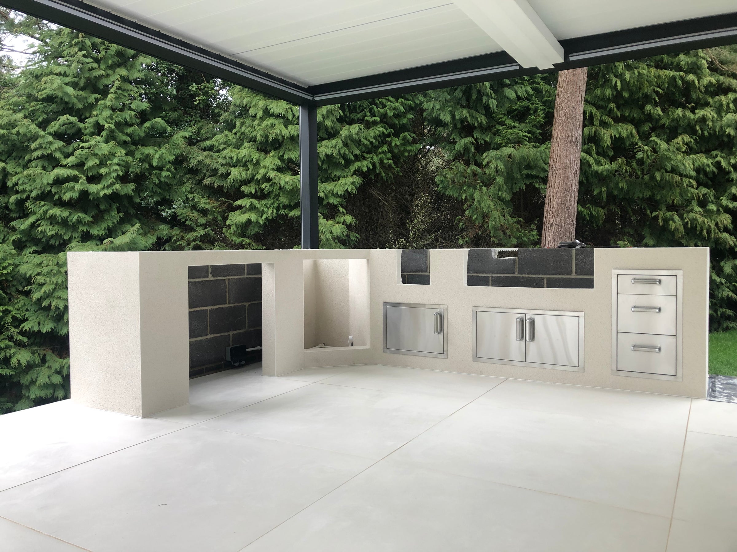 From construction to design, at AOS Kitchens we thrive on helping outdoor cooking enthusiasts through the whole process of creating their amazing outdoor kitchens. If your passion is alfresco dining, you can't beat our range of gas and charcoal bbqs, pizza ovens and outdoor kitchen units. Extend your outdoor living and entertaining space with an outdoor kitchen. Complement your outdoor living area and give yourself the ultimate dream BBQ and patio dining area.