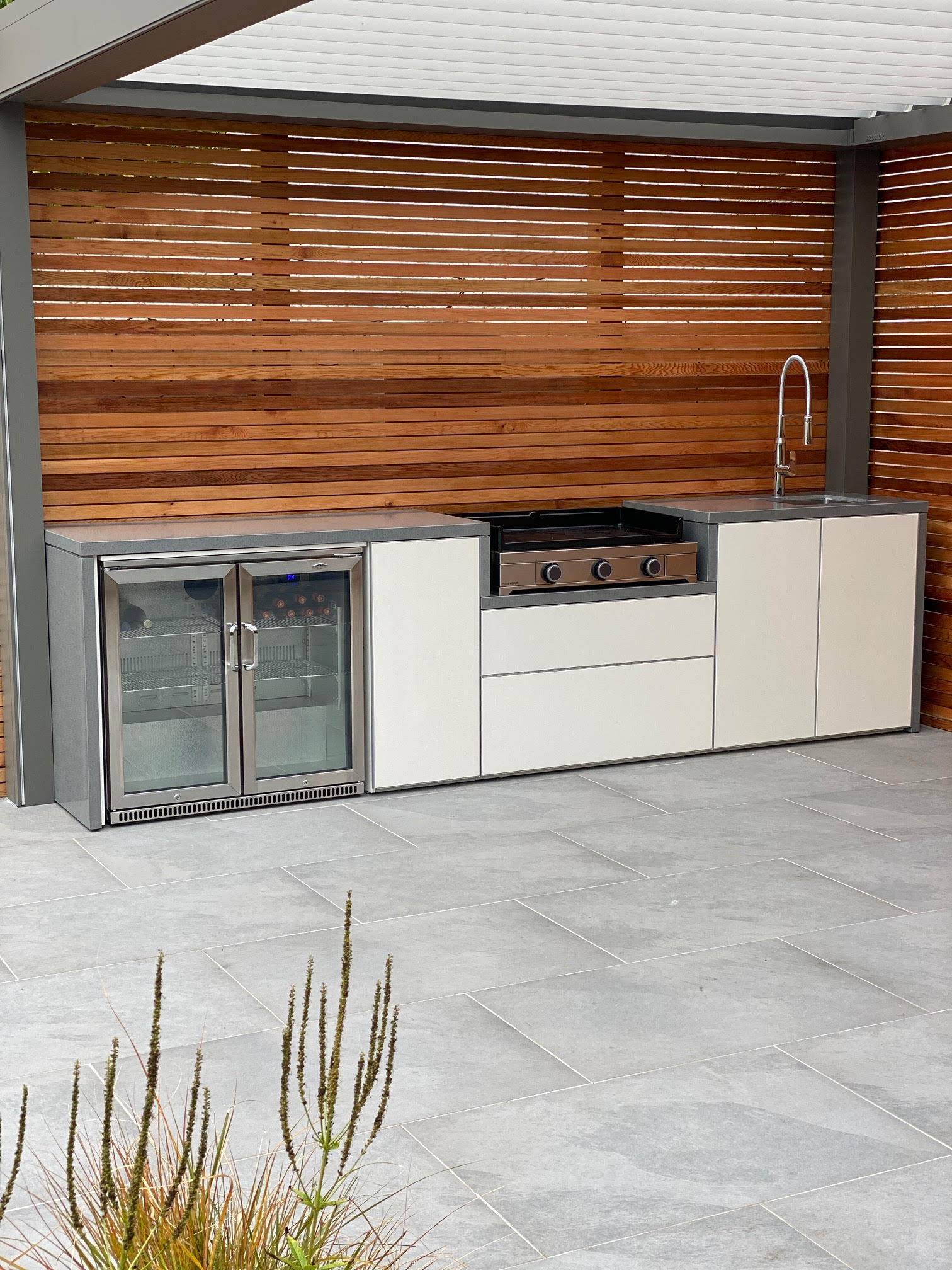 From construction to design, at AOS Kitchens we thrive on helping outdoor cooking enthusiasts through the whole process of creating their amazing outdoor kitchens. If your passion is alfresco dining, you can't beat our range of gas and charcoal bbqs, pizza ovens and outdoor kitchen units. Extend your outdoor living and entertaining space with an outdoor kitchen. Complement your outdoor living area and give yourself the ultimate dream BBQ and patio dining area.