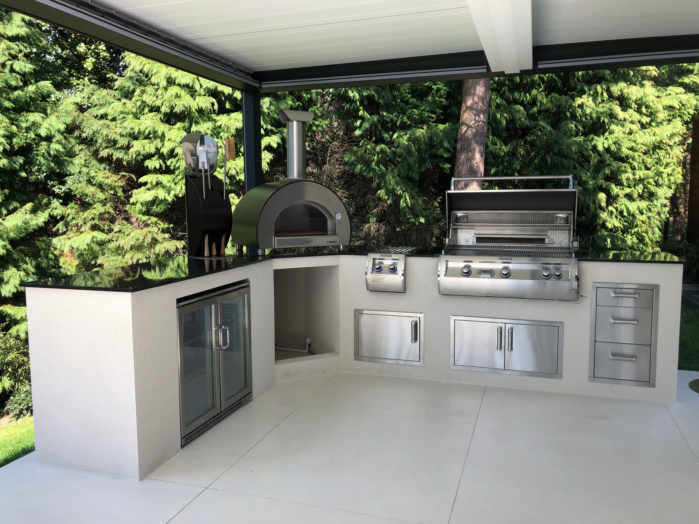 From construction to design, at AOS Kitchens we thrive on helping outdoor cooking enthusiasts through the whole process of creating their amazing outdoor kitchens. If your passion is alfresco dining, you can't beat our range of gas and charcoal bbqs, pizza ovens and outdoor kitchen units. Extend your outdoor living and entertaining space with an outdoor kitchen. Complement your outdoor living area and give yourself the ultimate dream BBQ and patio dining area.
