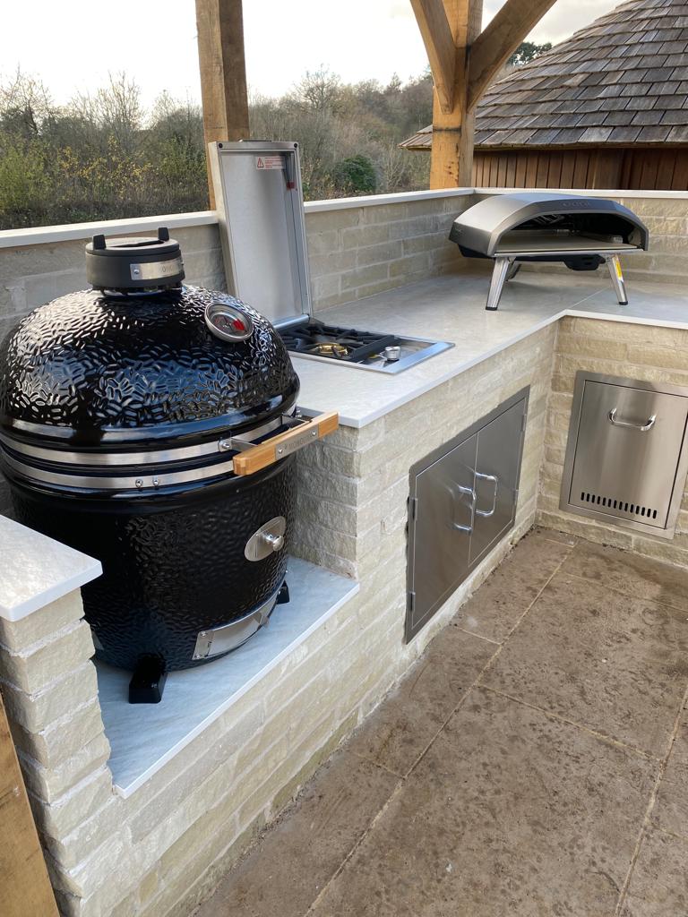 Outdoor kitchen with monolith oven